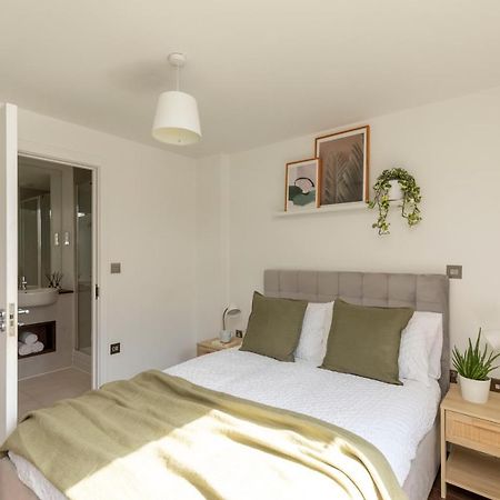 Modern Luxe Apt Just 10 Mins From Tower Bridge! Easy Access To Tube And Bus Londra Dış mekan fotoğraf